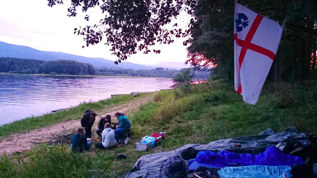 Pfadfinder beim Campen am wasser